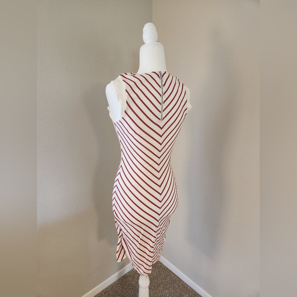 Small Tart Red and White Stripped Chevron Pattern Sleeveless Dress 😍 ✨️ - Picture 6 of 10